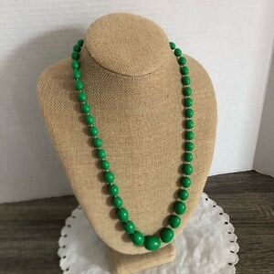 Vtg Green Graduated Beaded Necklace